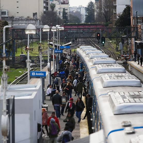 Tren Sarmiento: el Gobierno asegura que se redujo el tiempo de viaje, ¿qué  piensan los pasajeros? - LA NACION