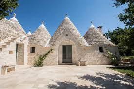 Trullo Nel Verde In Puglia Ad Ostuni Idee Per Patio Design Per Patio Patio In Pietra