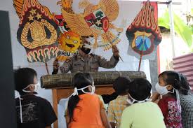 Mewarnai gambar pak polisi : Polsek Puncu Ajak Anak Gambar Dan Warnai Lambang Negara