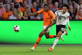 Psv eindhoven defender denzel dumfries delivered a cryptic response when asked about reports linking him with a move to milan. Oranje Debutant Denzel Dumfries In 4 Jaar Van Amateurs Naar Oranje Axed