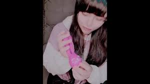 Cute chica usando un vibrador de conejo para masturbarse - Hana Lily
