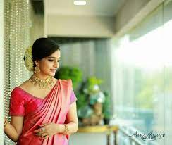Pin By Vidhya Udhayan On Kerala Bride Indian Wedding Hairstyles Engagement Saree South Indian Wedding Saree