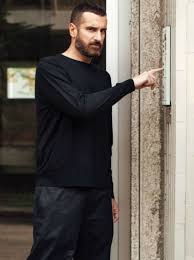 Storia della vita di costantino della gherardesca, attore, giornalista, conduttore radiofonico e personaggio tv. Apri E Vinci Costantino Della Gherardesca Torna In Tv Con Un Quiz A Domicilio