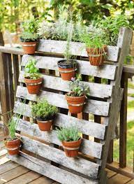 Fabriquez votre propre jardinière, mais n'oubliez pas d'imperméabiliser l'intérieur ! 8 Astuces De Decoration De Jardin Avec Des Objets Recuperes Jardiniere Palette Conseil Jardinage Jardins Verticaux