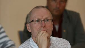 Måtte true med å legge mora vår fra oss på rådhuset