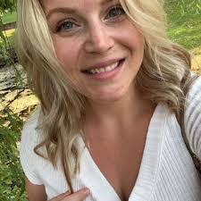 Amanda Lockhart's Instagram, Twitter & Facebook