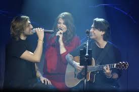 Στον αέρα του j2us οι δύο τραγουδίστριες θυμήθηκαν τα παλιά και μοιράστηκαν με τους τηλεθεατές μία ιστορία, στην οποία ο διονύσης σχοινάς είχε τον ρόλο της. Kaith Garmph Dionyshs Sxoinas Tragoydhsan Mazi Me Ton Gio Toys Dhmhtrh