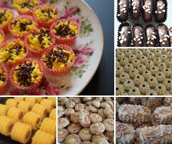 Kemudian masukkan tepung gandum, tepung jagung, tepung kastard uli hingga jadi doh lembut. 10 Resipi Biskut Raya Mudah Paling Popular Yang Wajib Ada Bila Sambut Lebaran