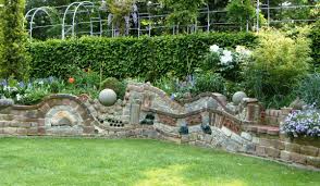 Ruinenmauer Aus Alten Abbruchziegeln Google Suche Ruinenmauer Gartenmauern Ummauerter Garten