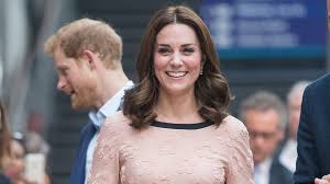 Als ein mann diese winzige kreatur das leben rettete, konnte er nicht ahnen wie sie sich entwickelte Warum Hat Kate Middleton Immer Eine Clutch Dabei Der Grund Ist Wirklich Erstaunlich