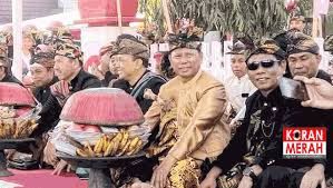Sementara baduy luar mengenakan pakaian adat berwarna hitam. Ketika Bupati Lotim Wajibkan Asn Pakai Busana Adat Sasak Daerah Lain Patut Niru Koran Merah
