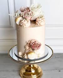 Einstockige Hochzeitstorte Stark Verziert Mit Rosa Blumen Blush Farbene Torte Mit Goldenen Akzenten Fur Die H Prazdnichnye Torty Krasivye Torty Svadebnye Torty