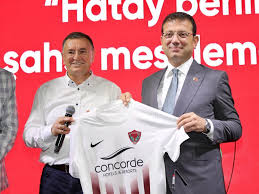 Forma tanıtımında hatayspor'un deneyimli futbolcusu soner örnek rol aldı. Baskan Savas Tan Baskan Imamoglu Na Atakas Hatayspor Imzali Forma Atayurt Gazetesi