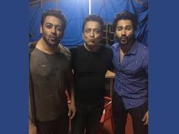 Salman Khan Sajid Nadiadwala And Varun Dhawan Kiss Start Judwaa 2 And as promised, the duo is looking super cute in the still. varun dhawan kiss start judwaa 2
