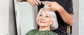 Les cheveux gris vieillissent t'ils quand on les adore après 60ans? Les Coupes De Cheveux Parfaites A Adopter Pour Les Cheveux Gris