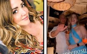 Despues de 18 años de casado el cantante aun le roba sonrisas a la madre de sus hijas., mas bella que nunca y enmarcada por las cristalinas aguas nos preguntamos en que. Lzkvuz5kdyaotm