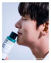 池昌旭☆ Some by Mi 池昌旭擔任Some by Mi 印尼新品牌大使的幕後花絮！ Some by Mi是來自韓國的知名護膚品牌。 💖✨️  repost from @hardestworkingslacker Ji Chang Wook ☆ Some by Mi Screencaps  from behind the scenes of Ji Chang Wook's