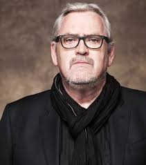 Als zanger heeft hij voornamelijk baritonrollen gezongen in opera's en musicals. Ernst Daniel Smid Het Agentschap