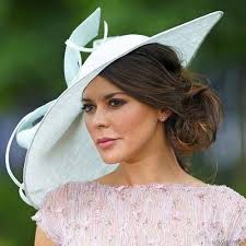 Meghan Markle Makes Her Royal Ascot Debut In Givenchy Shirt Dress Fascinator Hairstyles Hat Hairstyles Guest Hair
