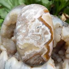 Wos wutah artinya beras tumpah, sedangkan pedaringan kebak artinya peti beras yang penuh. Mustika Pedaringan Kebak