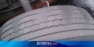 84 k elurahan ngampel , kecamatan mojoroto , kota kediri, propinsi jawa timur slideshow. Detik Detik Penambal Ban Tewas Terlempar Ke Aspal Karena Ban Truk Yang Ditambalnya Tiba Tiba Meletus Halaman All Kompas Com