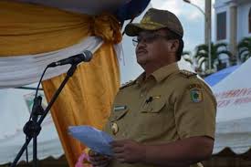 Perhitungan tersebut berdasarkan ketentuan bahwa enam bulan sebelum ada penetapan calon kepala daerah dalam pilkada, dilarang adanya mutasi pejabat. Berikut 9 Kepala Daerah Yang Meninggal Karena Covid 19 Halaman All Kompas Com