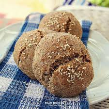 Vroni und nico von salala lieben low carb semmel, die zu herzhaft genauso passen wie zu süß. Flotte Low Carb Fitness Brotchen Mit Chia Samen