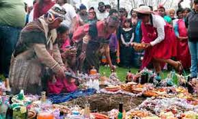 Haywarikuy es el nombre de la ceremonia de ofrenda a la tierra que todos los primeros días del mes de agosto se realiza en el mundo andino. Mi Sala Amarilla 1 De Agosto Dia De La Pachamama