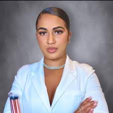 Who is the actress that played Joey's girlfriend who wears a bunch of  sweaters and punches him?