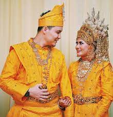 Ok.hari ini saya akan menerangkan serba sedikit tentang pakaian tradisional melayu.kebiasaanya pakaian tradisional kaum melayu bagi perempuan adalah baju kurung dan bagi lelaki adalah baju melayu.ini adalah beberapa contoh bagi baju tradisional melayu. 10 Ide Pakaian Adat Melayu Sewa Baju Melayu Pengantin Baju Pengantin Gaun Pengantin Brokat