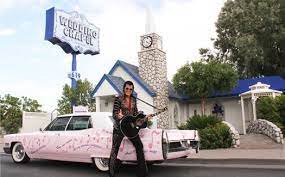 The King Himself Outside Graceland Wedding Chapel Image Graceland Wedding Chapel Las Vegas Wedding Chapel Elvis Wedding Vegas Elvis Wedding