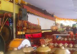 Dalam satuan gamelan, terdiri dari instrumen musik perkusi yang digunakan dalam seni karawitan. Beberapa Macam Fungsi Gamelan 3 Kodhok Ngorek Iringan Khitanan Harian Merapi