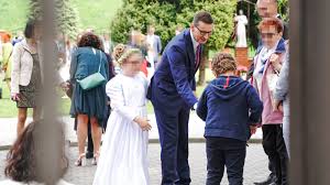Kiedy kraj wydaje miliardy na wojsko, ale nie ma pieniędzy dla potrzebujących obywateli: Pierwsza Komunia Corki Mateusza Morawieckiego