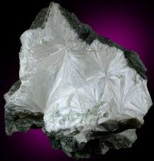 White Pectolite Mass The Mineral And Gemstone Kingdom Rock Minerals Minerals And Gemstones Rocks And Minerals