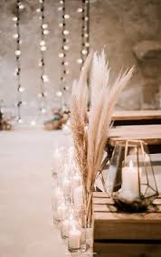 Pampasgras In Einer Vase Mit Kleinen Lichtern Und Kerzen Wirkt Gemutlich Und Gleichzeitig Schick Herz Hochzeit Hochzeitstisch Hochzeit Deko Tisch