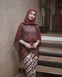 See more ideas about kebaya, kebaya modern hijab, modern hijab. Inspiratif Cek 35 Inspirasi Kebaya Modern Untuk Wanita Berhijab Updated 2021 Bukareview