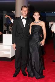 Clotilde courau poses with her husband prince emmanuel philibert de savoie after being awarded by minister renaud donnedieu de vabres, as knights in. Clotilde Courau Et Le Prince Emmanuel Philibert De Savoie Retour En Images Sur 15 Ans D Amour Robe Formelle Savoie 15 Ans