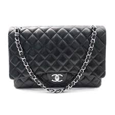 S'il y a bien un sac mythique de la maison chanel que toutes les modeuses reconnaissable par sa forme rectangulaire et son cuir noir matelassé, cet accessoire est apparu en. Sac Main Chanel Timeless 2 55 Maxi Jumbo En Cuir
