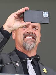 Joey Votto narrates video tribute to Hall of Famer Larry Walker