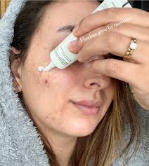 قوامه مش خفيف ومش تقيل قوى بس بيتوزع بسهوله وبيمتص بسرعه اهم حاجة متكتروش  منه لانه هيفرول وهتخسرو البرودكت 😌