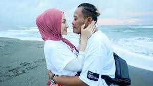 Sebuah video 20 detik, yang pada saat ini tengah viral di berbagai media sosial, yang setelah pemilik akun dan mengingat rumah tangganya mereka yang baru saja pulih, sule pun memilih diam saat menggapi video viral tersebut. Usai Nikahi Nathalie Holscher Sule Dibuat Terkejut Dengan Hal Ini