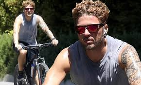 Kailani kai 2020 pics / kauai kailani real estate kauai kailani homes kauai kailani condos kauai kailani land hawaii life. Ryan Phillippe Goes Mask Free For La Bike Ride After Revealing He S Looking For A Quaran Queen Daily Mail Online