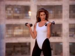 Mit nur wenigen minuten am tag können sie muskeln aufbauen und zuhause fit bleiben, ohne ins fitnessstudio zu müssen. 80s 90s Workouts Fur Zuhause Von Cindy Crawford Bis Elle Macpherson