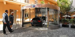Am besten zum check in direkt vor den eingang parken, man wird von einem mitarbeiter der den fahrstuhl bedient in die garage begleitet. Parken Prague Eu