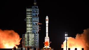 China lässt eine rakete unkontrolliert auf die erde zurück stürzen. Tiangong 2 Chinas Raumlabor Sturzt Kontrolliert Uber Sudpazifik Ab Augsburger Allgemeine