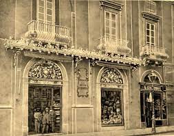 Domenico Barbera Sull Ingresso Del Suo Negozio Di Articoli Coloniali Affacciato Su Via Garibaldi A Fine 800 A Fianco La Vetr Messina Immagini D Epoca Vetrine