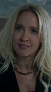 Anna Camp playing two twins at the same time in YOU? INCREDIBLE.