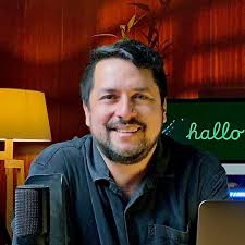 Ricky, te cuento. Un día, de chibolo, estaba viendo “El Club de Ricky” en  la tele, regresando del cole, y llamó por teléfono mi papá. “Hijo, te voy a  pasar con un