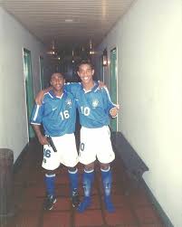 Ou o ronaldinho gaúcho tem um irmão gêmeo, kkkkkk. Largest 80s 90s Page On Instagram Ronaldinho Playing Both Sides Of The Field Follow 80s90sera For More Imagenes De Hip Hop Hip Hop Futbol
