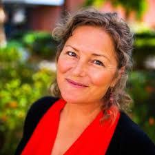 Diana Nagy's Instagram, Twitter & Facebook